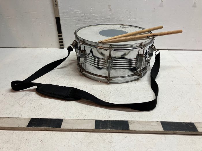 Drum + drumsticks